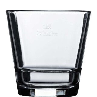 Geeichtes und stapelbares Trinkglas Stack Up von Arcoroc mit einem Inhalt von zweiunddreißig Zentiliter und einen Füllstrich bei 0,25 Liter