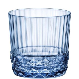 Blaues Wasserglas mit Längsrillen im oberen Teil und einen Struktur wie Diamanten im unteren Teil des Glases