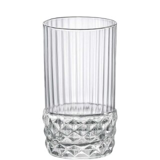 Trinkglas mit Längsrillen im oberen Teil und einen Struktur wie Diamanten im unteren Teil des Glases