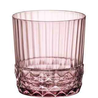 Trinkglas, lila durchgefärbt, mit Längsrillen im oberen Teil und einen Struktur wie Diamanten im unteren Teil des Glases