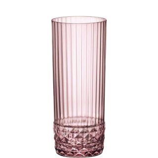Trinkglas, lila durchgefärbt, mit Längsrillen im oberen Teil und einen Struktur wie Diamanten im unteren Teil des Glases